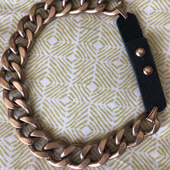 Gold metal choker with leather button closure - Picture 4 of 4